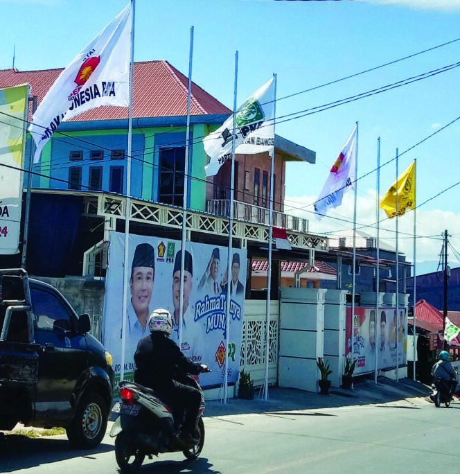 
 Tiga Bendera Parpol Yakni Gerindra, Golkar dan PKB Berkibar Didepan Markas Besar Perjuangan Kemenangan Rahmatnya Muna di Jalan DR. Sutomo. Ahmad