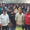 Balon Wakil Gubernur Sultra, La Ode Ida saat pose bersama usai melaksanakan pengukuhan tim pemenangan di Buton. Foto Kadamu