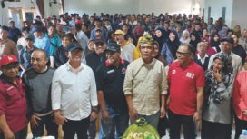 Balon Wakil Gubernur Sultra, La Ode Ida saat pose bersama usai melaksanakan pengukuhan tim pemenangan di Buton. Foto Kadamu