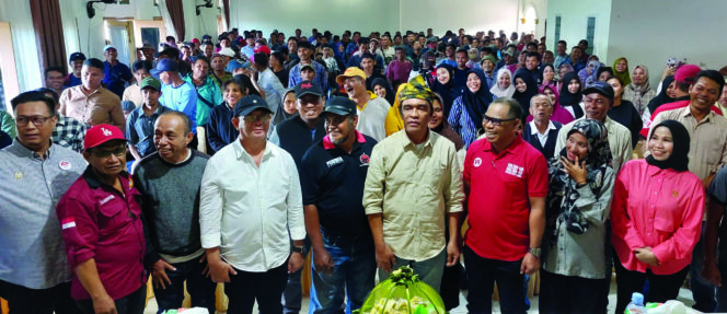
 Balon Wakil Gubernur Sultra, La Ode Ida saat pose bersama usai melaksanakan pengukuhan tim pemenangan di Buton. Foto Kadamu