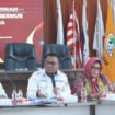 Ketua KPU Sultra, Asril tengah saat memberikan keterangan. Foto Kadamu