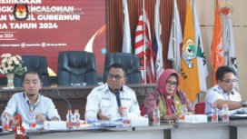 Ketua KPU Sultra, Asril tengah saat memberikan keterangan. Foto Kadamu