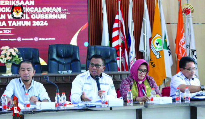 
 Ketua KPU Sultra, Asril tengah saat memberikan keterangan. Foto Kadamu