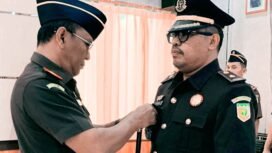 Kajari Muna, Robin Abdi Ketaren (kiri) Saat Serah Terima Jabatan Kasi Pidsus, Laode Fariadin (kanan).