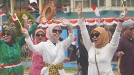 OPD Pemkot Kendari tampak antusias mengukuti karnaval juang HUT RI ke-79. FOTO: Kadamu