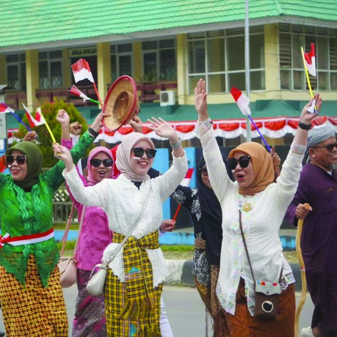 
 OPD Pemkot Kendari tampak antusias mengukuti karnaval juang HUT RI ke-79. FOTO: Kadamu