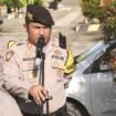 Kasat Samapta Polresta Kendari, AKP Marjuni saat memberikan arahan kepada personel untuk pengamanan ustad Das'at Latif.
