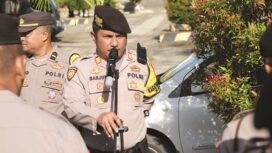 Kasat Samapta Polresta Kendari, AKP Marjuni saat memberikan arahan kepada personel untuk pengamanan ustad Das'at Latif.