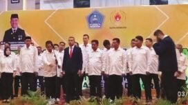 Ketua KONI Kota Kendari, LM. Rajab Jinik saat pose bersama usai dilaksanakan pelantikan.