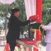 Ketua DPRD Kolaka, Syaifullah Halik menjadi pemimpin upacara penurunan bendera di Alun-alun 19 November Kolaka, Sabtu (17/8). FOTO: Humas DPRD Kolaka