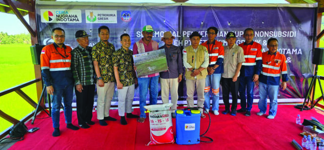 
 Menteri ESDM Serahkan Bantuan Pupuk ke Gapoktan Binaan PT Ceria