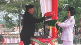 Ketua DPRD Kolaka, Syaifullah Halik menjadi pemimpin upacara penurunan bendera di Alun-alun 19 November Kolaka, Sabtu (17/8). FOTO: Humas DPRD Kolaka
