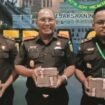 Kajari Muna, Robin Abdi Ketaren (tengah) bersama Kasi Pidsus dan PLT Kasi Intel Memperlihatkan Ke Publik Uang Sitaan Hasil Kejahatan Korupsi.