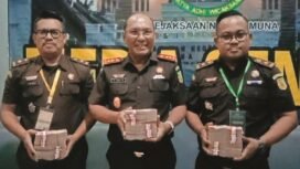Kajari Muna, Robin Abdi Ketaren (tengah) bersama Kasi Pidsus dan PLT Kasi Intel Memperlihatkan Ke Publik Uang Sitaan Hasil Kejahatan Korupsi.
