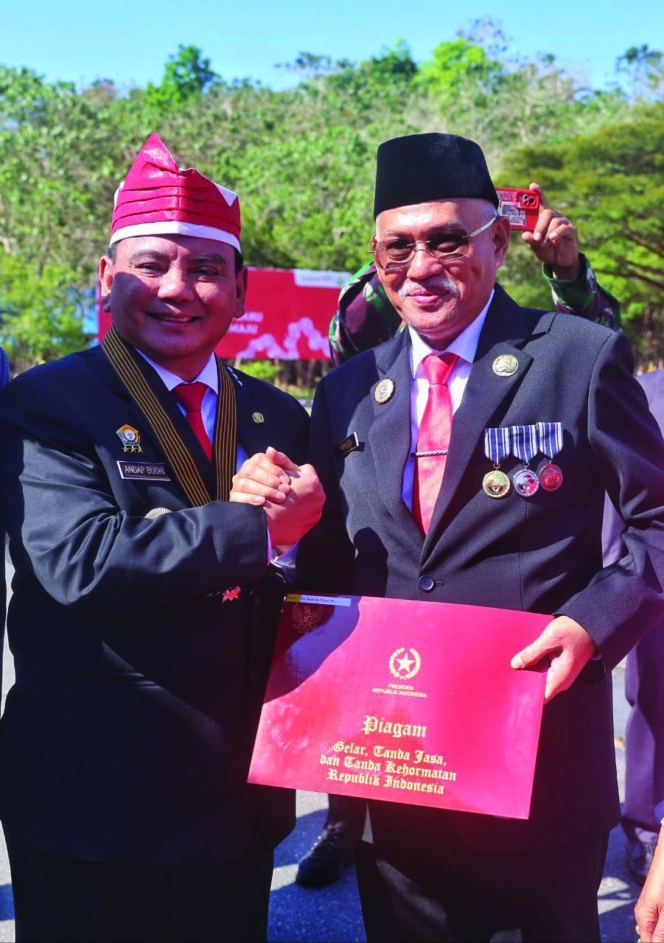 
 Sekda Sultra Terima Penghargaan Satyalancana Karya Satya dari Presiden