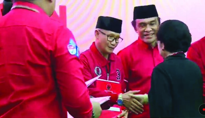 
 Lukman Abunawas-La Ode Ida saat menerima rekomendasi B1KWK PDI-P dari Ketua Umum PDIP Megawati. FOTO: Ist