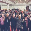 Lukman Abunawas pose bersama ratusan milenial usai dilaksanakan pengukuhan LAM Sultra. Foto: Kadamu