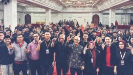 Lukman Abunawas pose bersama ratusan milenial usai dilaksanakan pengukuhan LAM Sultra. Foto: Kadamu