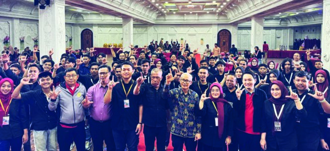 
 Lukman Abunawas pose bersama ratusan milenial usai dilaksanakan pengukuhan LAM Sultra. Foto: Kadamu