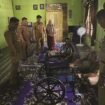 Bupati dan Sekda Koltim menyerahkan bantuan kursi roda kepada salah seorang warga.
