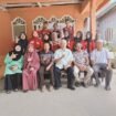 Kades Tikonu Sabaruddin (tengah) bersama para mahasiswa KKN USN Kolaka