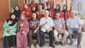 Kades Tikonu Sabaruddin (tengah) bersama para mahasiswa KKN USN Kolaka