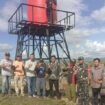Kadis PUPR Kolaka Arifin Jamal bersama Wakapolsek Watubangga Ipda Mirwan Pasalli, Babinsa, dan pemerintah setempat pose bersama di penampungan SPAM Desa Langgosipi.