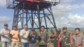 Kadis PUPR Kolaka Arifin Jamal bersama Wakapolsek Watubangga Ipda Mirwan Pasalli, Babinsa, dan pemerintah setempat pose bersama di penampungan SPAM Desa Langgosipi.