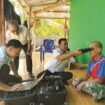 Sekdis Dukcapil Kolaka bersama anggotanya saat melakukan pelayanan terhadap masyarakat yang berstatus ODGJ untuk mendapatkan e-KTP. Foto: Neno