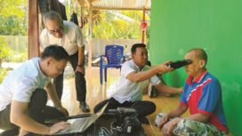 Sekdis Dukcapil Kolaka bersama anggotanya saat melakukan pelayanan terhadap masyarakat yang berstatus ODGJ untuk mendapatkan e-KTP. Foto: Neno