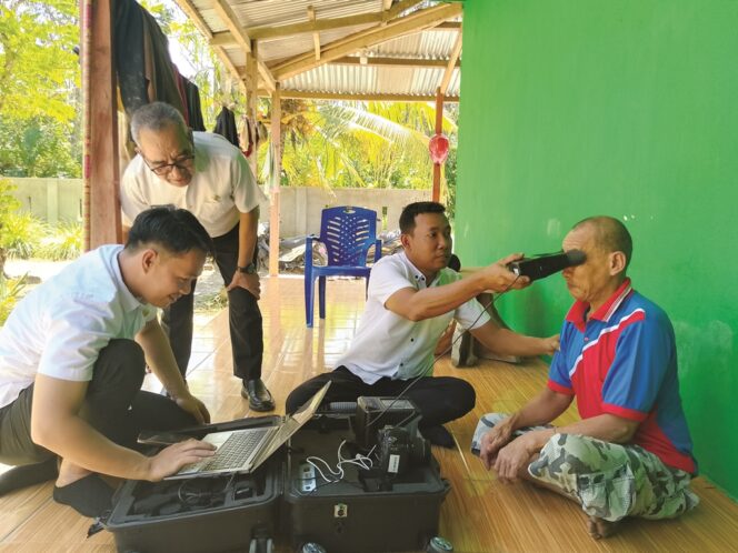 
 Sekdis Dukcapil Kolaka bersama anggotanya saat melakukan pelayanan terhadap masyarakat yang berstatus ODGJ untuk mendapatkan e-KTP. Foto: Neno