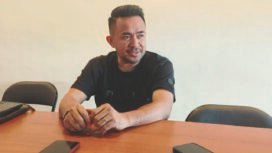 Ketua tim pemenangan pasangan balon gubernur dan balon wakil gubernur Sultra, Ruksamin-Sjafei, Umar Bonte saat memberikan keterangan.