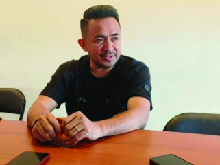 Ketua tim pemenangan pasangan balon gubernur dan balon wakil gubernur Sultra, Ruksamin-Sjafei, Umar Bonte saat memberikan keterangan.