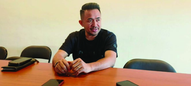 
 Ketua tim pemenangan pasangan balon gubernur dan balon wakil gubernur Sultra, Ruksamin-Sjafei, Umar Bonte saat memberikan keterangan.