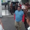 Sejumlah tersangka kasus dugaan korupsi pembangunan jalan dan jembatan di Butur saat digelandang ke mobil tahanan.