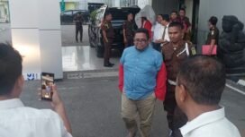 Sejumlah tersangka kasus dugaan korupsi pembangunan jalan dan jembatan di Butur saat digelandang ke mobil tahanan.