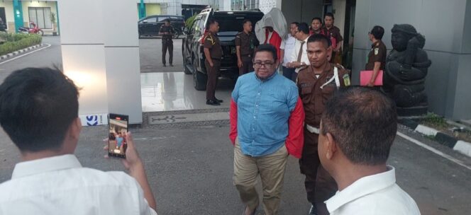 
 Sejumlah tersangka kasus dugaan korupsi pembangunan jalan dan jembatan di Butur saat digelandang ke mobil tahanan.
