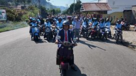 Adiputra (depan) ketika diantar oleh simpatisan dan warga menuju gedung DPRD Kolaka Utara. Ini merupakan periode kedua pengabdiannya sebagai legislator Kolut. (Leha)