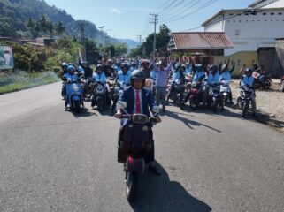 Adiputra (depan) ketika diantar oleh simpatisan dan warga menuju gedung DPRD Kolaka Utara. Ini merupakan periode kedua pengabdiannya sebagai legislator Kolut. (Leha)