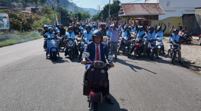 Adiputra (depan) ketika diantar oleh simpatisan dan warga menuju gedung DPRD Kolaka Utara. Ini merupakan periode kedua pengabdiannya sebagai legislator Kolut. (Leha)