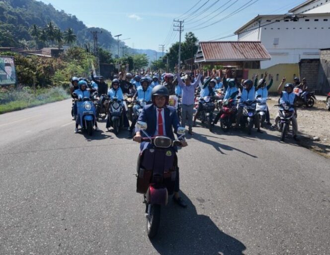 
 Adiputra (depan) ketika diantar oleh simpatisan dan warga menuju gedung DPRD Kolaka Utara. Ini merupakan periode kedua pengabdiannya sebagai legislator Kolut. (Leha)