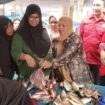 Calon bupati Kolaka Jayadin berkunjung ke pasar Anaiwoi, Kecamatan Tanggetada. Ia disambut hangat oleh warga dan pedagang. (Neno)
