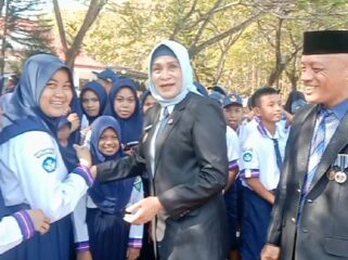 Pjs Bupati Muna Yuni Nurmalawati (berkerudung), menyalami para siswa usai mengikuti upacara peringatan Hari Sumpah Pemuda di Muna. (Ahmad)