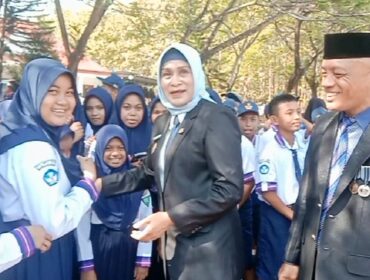 Pjs Bupati Muna Yuni Nurmalawati (berkerudung), menyalami para siswa usai mengikuti upacara peringatan Hari Sumpah Pemuda di Muna. (Ahmad)