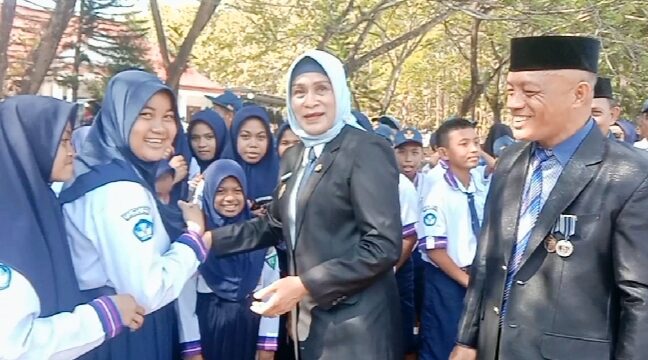 Pjs Bupati Muna Yuni Nurmalawati (berkerudung), menyalami para siswa usai mengikuti upacara peringatan Hari Sumpah Pemuda di Muna. (Ahmad)