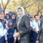 Pjs Bupati Muna Yuni Nurmalawati (berkerudung), menyalami para siswa usai mengikuti upacara peringatan Hari Sumpah Pemuda di Muna. (Ahmad)