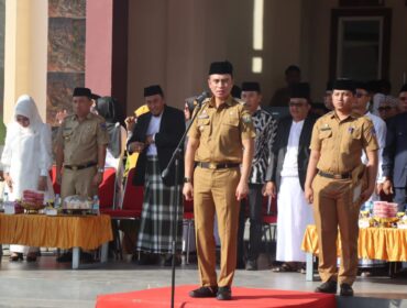 Pj Bupati Kolaka Muh.Fadlansyah memimpin peringatan Hari Santri 2024. (foto : Risal/Diskominfo Kolaka)