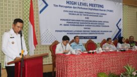 Pj Bupati Kolaka Muh.Fadlansyah saat membuka High Level Meeting Tim Percepatan dan Perluasan Digitalisasi Daerah (TP2DD) Evaluasi Realisasi Pendapatan Asli Daerah Triwulan III anggaran 2024, di Hotel Sutan Raja. (Risal/Diskominfo)