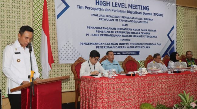 Pj Bupati Kolaka Muh.Fadlansyah saat membuka High Level Meeting Tim Percepatan dan Perluasan Digitalisasi Daerah (TP2DD) Evaluasi Realisasi Pendapatan Asli Daerah Triwulan III anggaran 2024, di Hotel Sutan Raja. (Risal/Diskominfo)