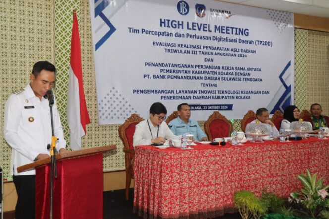 
 Pj Bupati Kolaka Muh.Fadlansyah saat membuka High Level Meeting Tim Percepatan dan Perluasan Digitalisasi Daerah (TP2DD) Evaluasi Realisasi Pendapatan Asli Daerah Triwulan III anggaran 2024, di Hotel Sutan Raja. (Risal/Diskominfo)